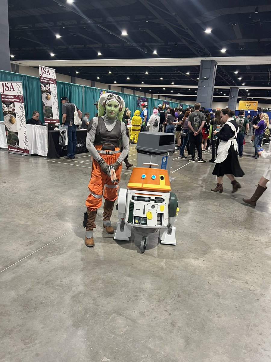 HRChopper's tweet photo. We get by with a little help from our friends…Chop was excited to see so many familiar faces today at a GalaxyCon Richmond! #sabine #hera #ahsoka #mando #chopper #galaxyconrichmond https://t.co/pZVGtuTIHV