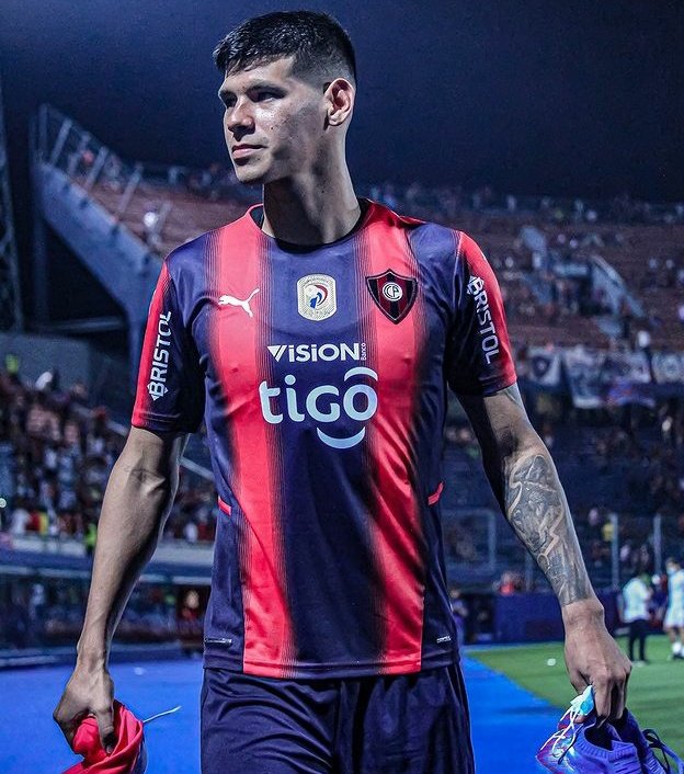 SrFutbolPy's tweet photo. Doblete contra Resistencia.

- 8 goles en 7 partidos en el Apertura 2022.
- 24 goles en 53 partidos disputados con Cerro Porteño.

¡Qué jugador es Robert Morales! 🇵🇾 https://t.co/Art1Y0KsIR