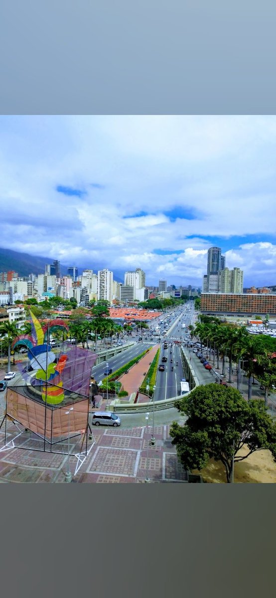 Vista de la Av Bolívar desde el Palacio de Justicia del Área Metropolitana de Caracas. Foto tomada mientras esperaba una audiencia