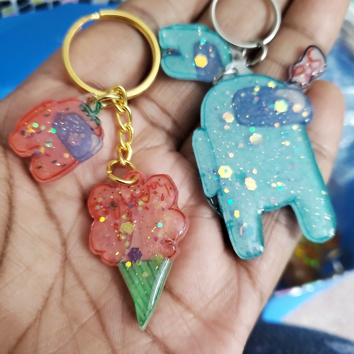 FlaminMangos's tweet photo. MOGUS
I made song among us keychains and just finished putting them together! They look so cute!๐
#amongus #mogus #amongusbeans #beans #cutebeans #beans #keychain #resin #shrinkydinks #sparklycharms #cottoncandy #modgepodge #resin https://t.co/VSr2ZT7eRG