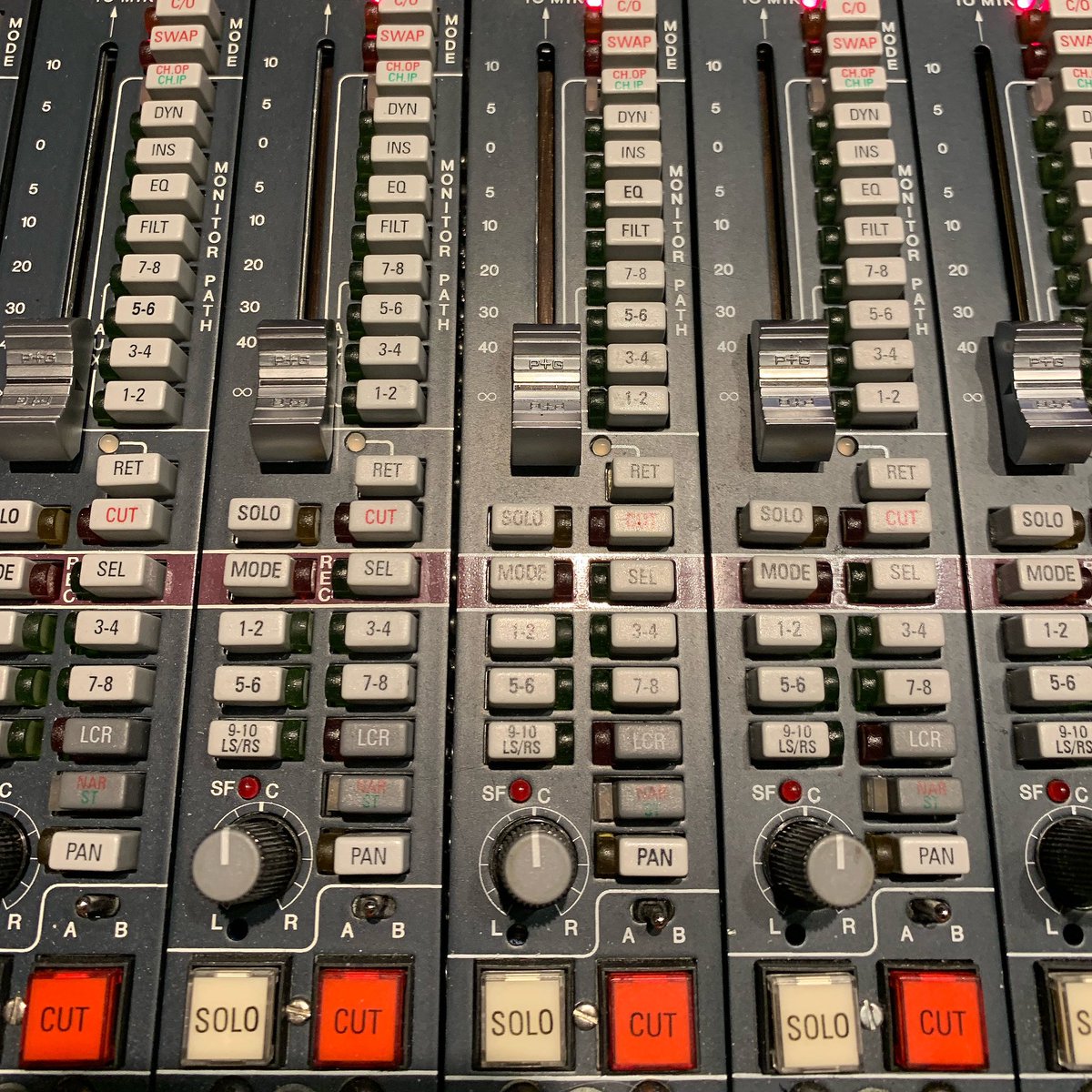 borauslusoy's tweet photo. Cut or Solo?
#neveconsole https://t.co/fhHOsWbPpq