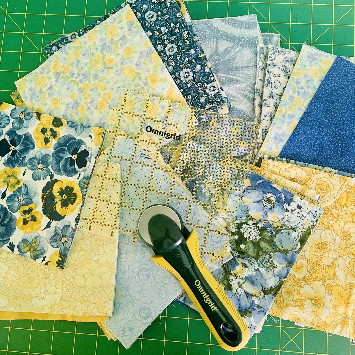 RobinTittel's tweet photo. I was inspired this week when I saw a stack of fabrics in my office that were the colors of the Ukraine flag. We plan to finish this and sell raffle tickets for the quilt with funds going to UNICEF for children in Ukraine. #NationalQuiltingDay https://t.co/jLPbIhynEJ