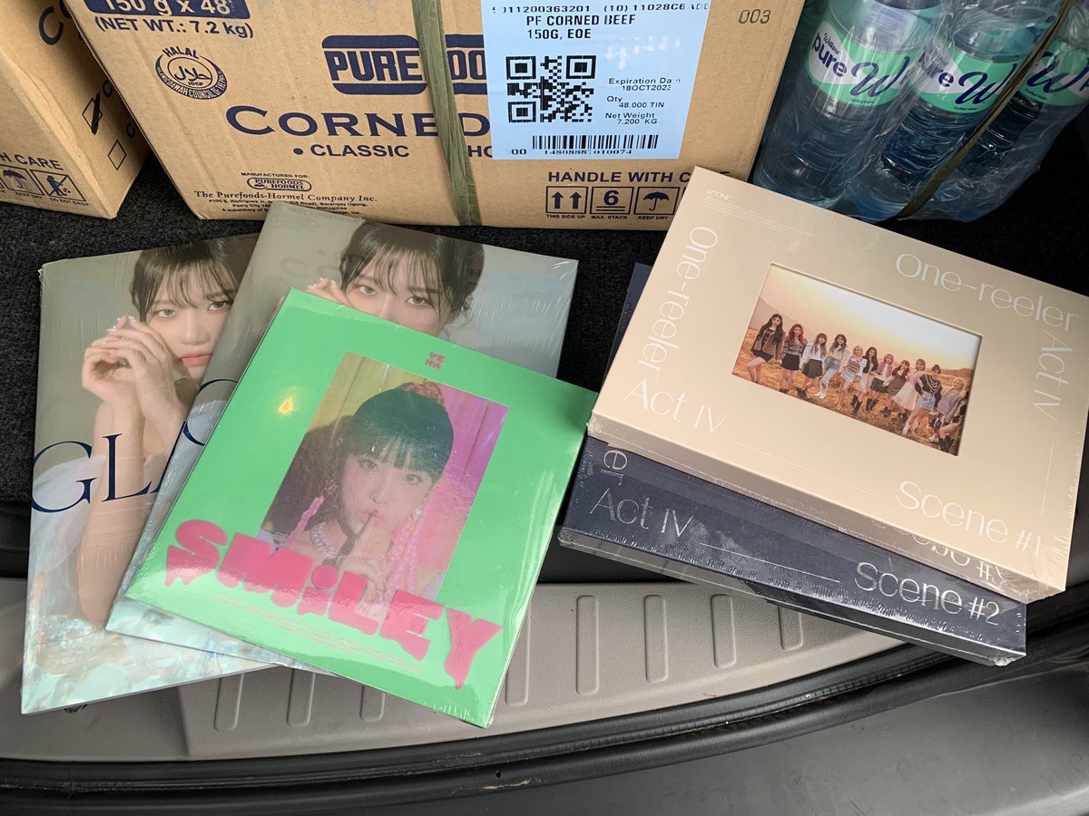 captainmikha's tweet photo. Any wizone here in #PasigLaban ? Free albums here! Reply if you want these albums. We’re infront of dunkin donuts 🌸 https://t.co/c5BhsnXHwr