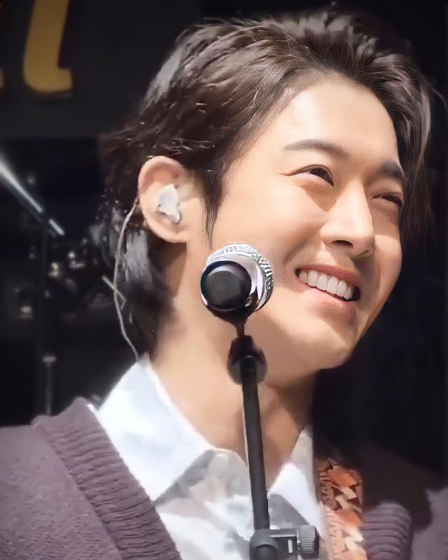 Perdón Sra. Kim, pero su esposo cada día se pone más hermoso y yo cada día me enamoro mas de él. Es solo vean esa sonrisa que lo delata que está súper enamorado. 😍😍😘😘💚💚💚 (📸 Crédito en la foto, me la robé) 🤭