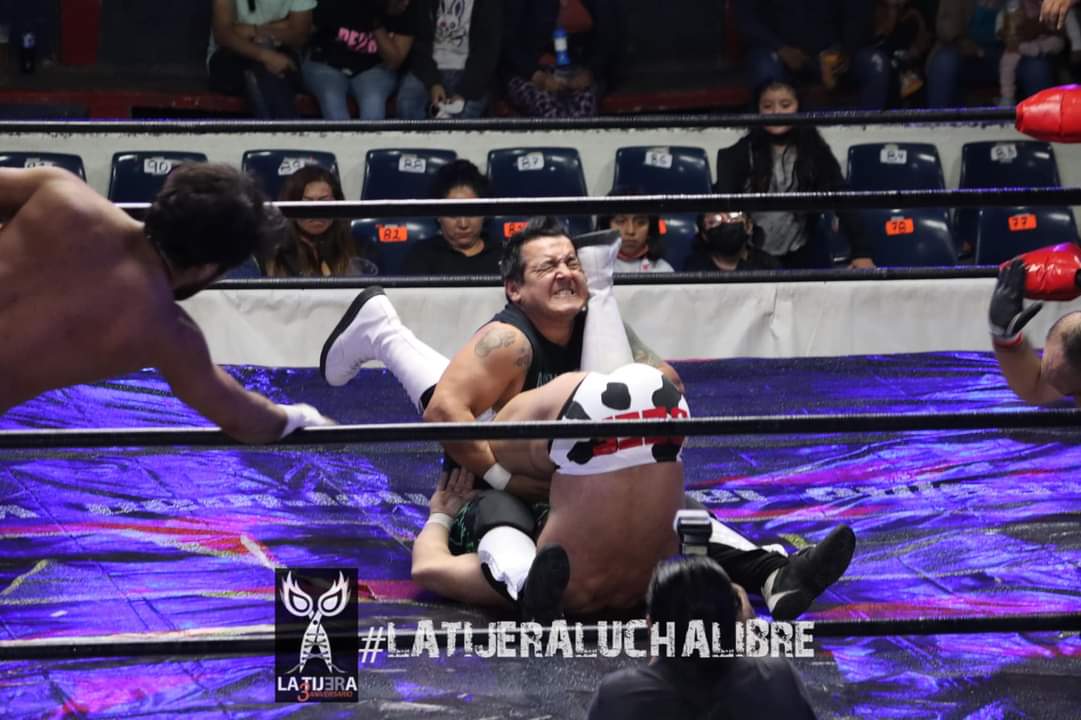 LaTijeraLucha's tweet photo. En batalla por los campeonatos de parejas #EWF en la #ArenaLopezMateos con #XLAW los monarcas #RichieSlade y #FlexMcCallion retienen sus cetros al dar cuenta de #RickyMarvin y #XFly, en lucha que fue recia, donde el estilo de los #BeefCandy fue superior...
#latijeraluchalibre https://t.co/pLABP5NnFh