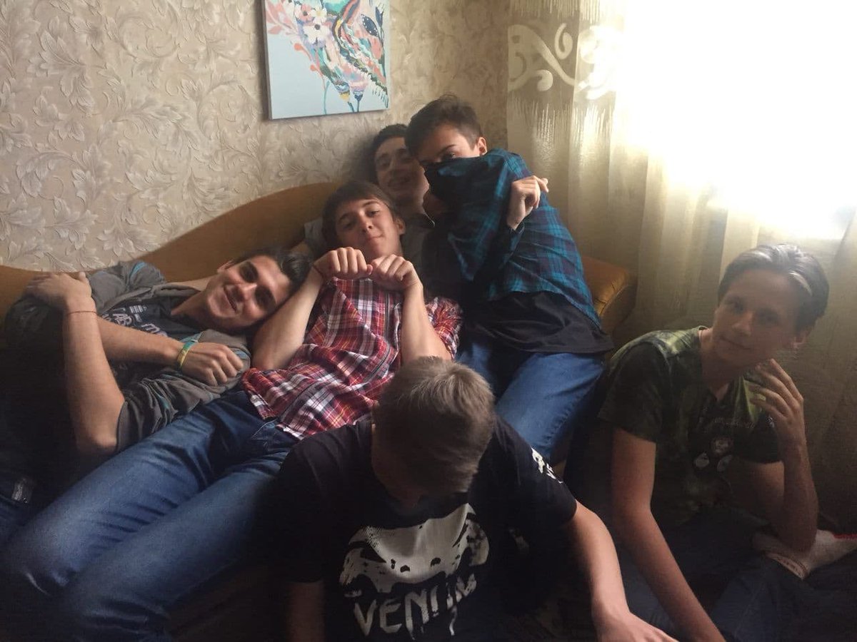 Shicurin's tweet photo. Покажіть себе у 2018

Це найщасливіший рік у моєму житті. Я зібрав навколо себе справжніх друзів, відчув себе потрібним та почав зустрічатися з дівчиною, яку дуже кохаю. Шкільне життя було яскравим, а майбутнє здавалося таким безхмарним. https://t.co/XzKJdr6SPf