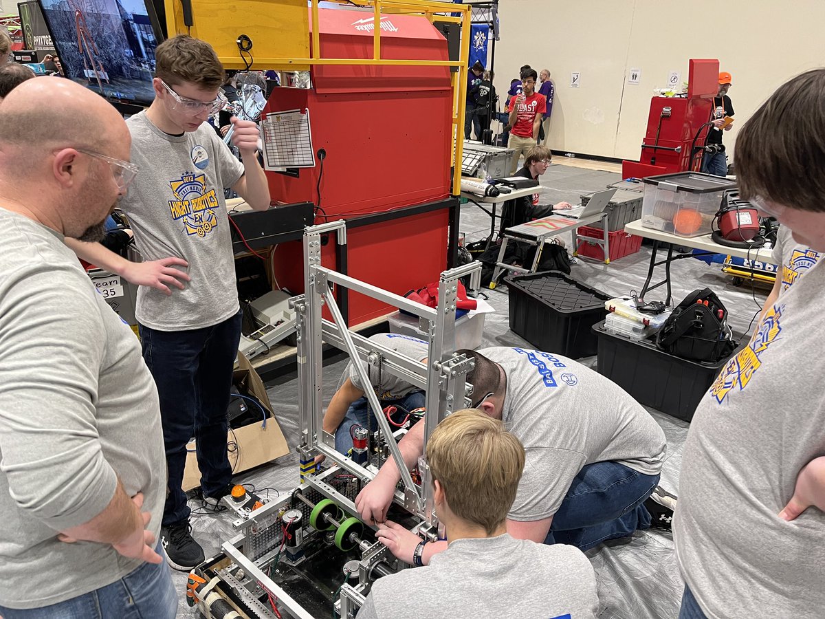 cthangvijit's tweet photo. Did you know @CoachSKimmel also coaches Knights Robotics? Loved watching this team work their way to 15th after Day 1. So much initiative, persistence, &amp; adaptability in this group. Can’t wait to see Day 2! Thanks for letting me tag along! #WeareEN @ENobleSchCorp https://t.co/JEqlHNa5j5