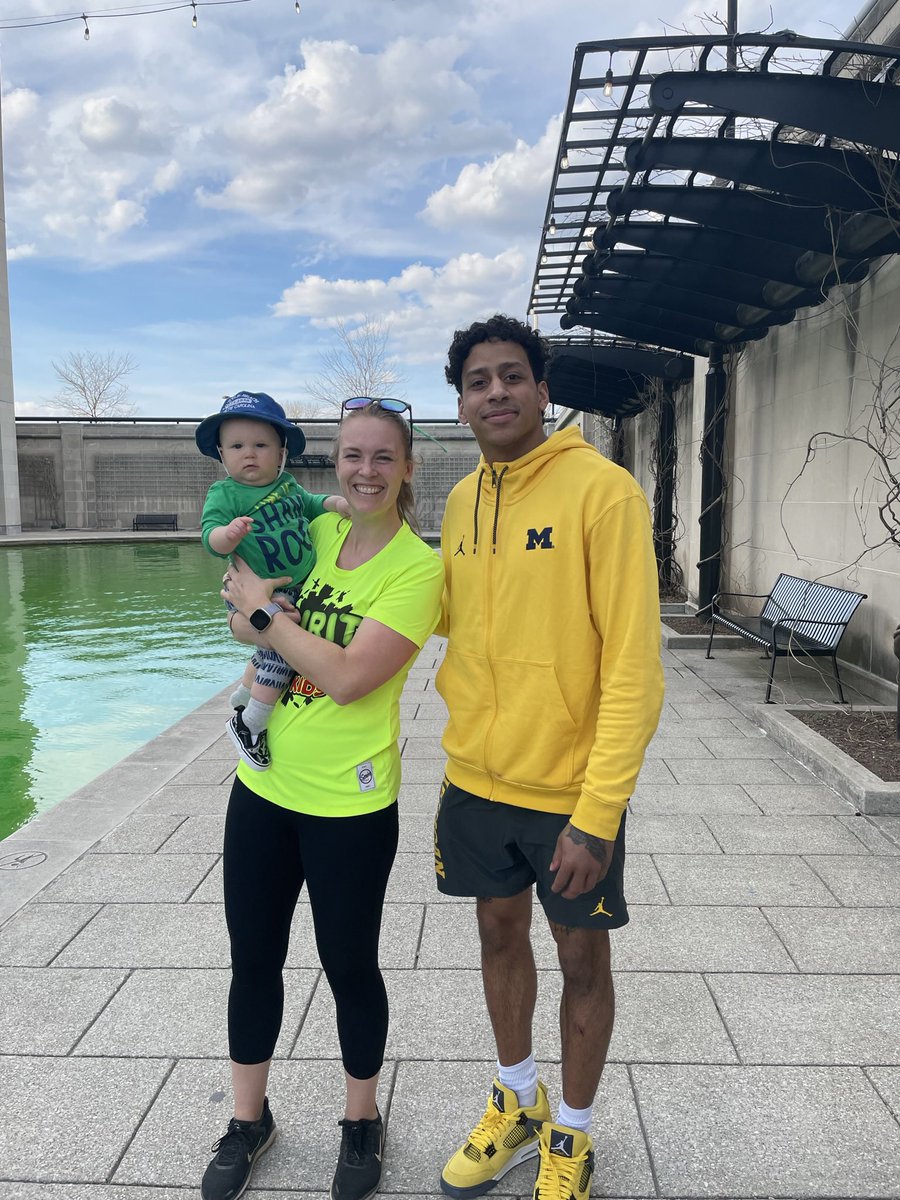 PhebeKemmer's tweet photo. Congrats to @umichbball on making it to the Sweet Sixteen, especially our favorite player @EliJBrooks who we were lucky enough to meet in Indy! ☘️🎉🔥🏀 https://t.co/mUggPgjob8