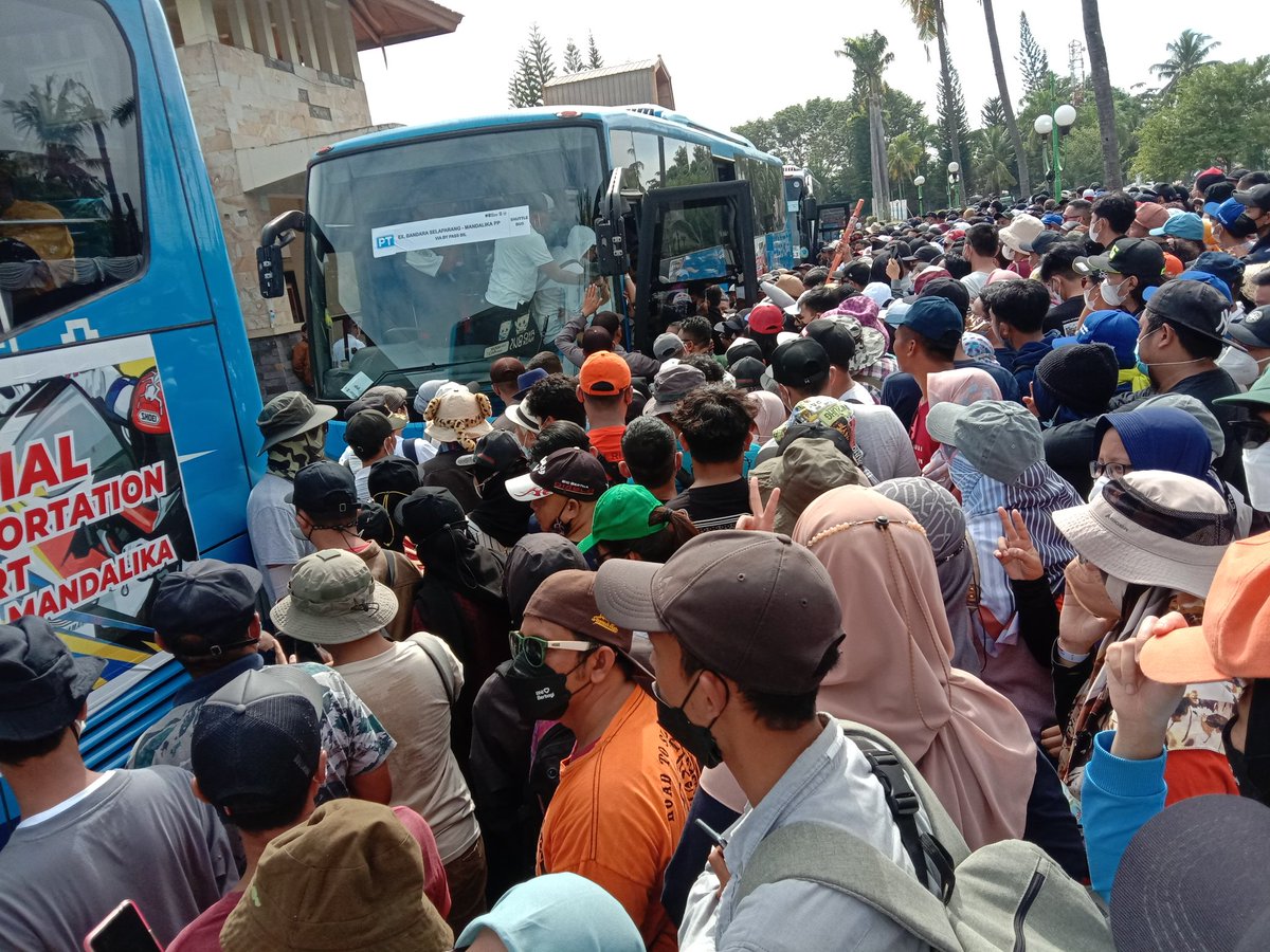 Ternyata pembalap dan penonton mesti sama2 pemanasan ya....?

Pembalap pemanasan di sirkuit. Penonton latihan kepanasan dulu sambil nunggu bus pengangkut di ex. bandara Selaparang.

Jumlah bus ga sebanding jumlah penonton.