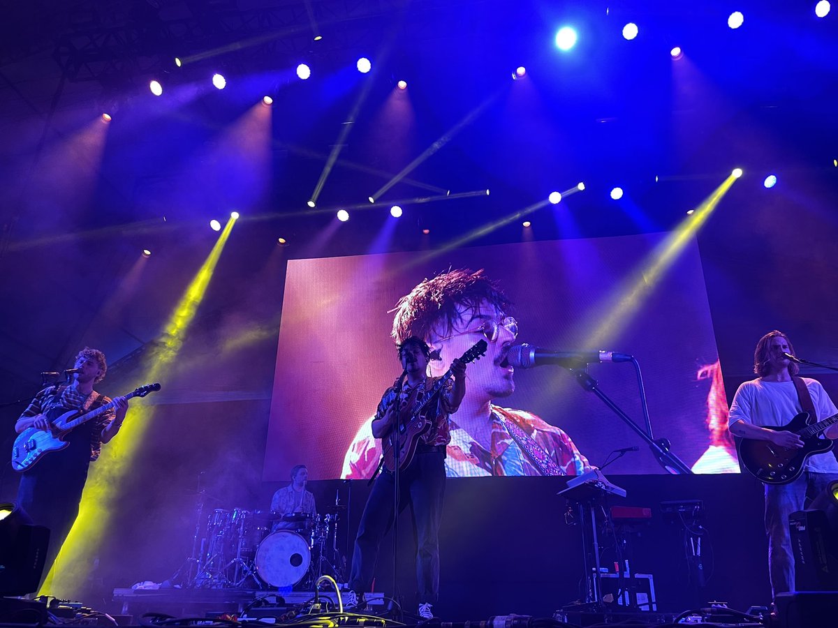 seitrack's tweet photo. And we were bound to the city life
Flashlights when we're falling into the night🎶🎤 #FlashedJunkMind @MilkyChance https://t.co/SJPXRqdpFj