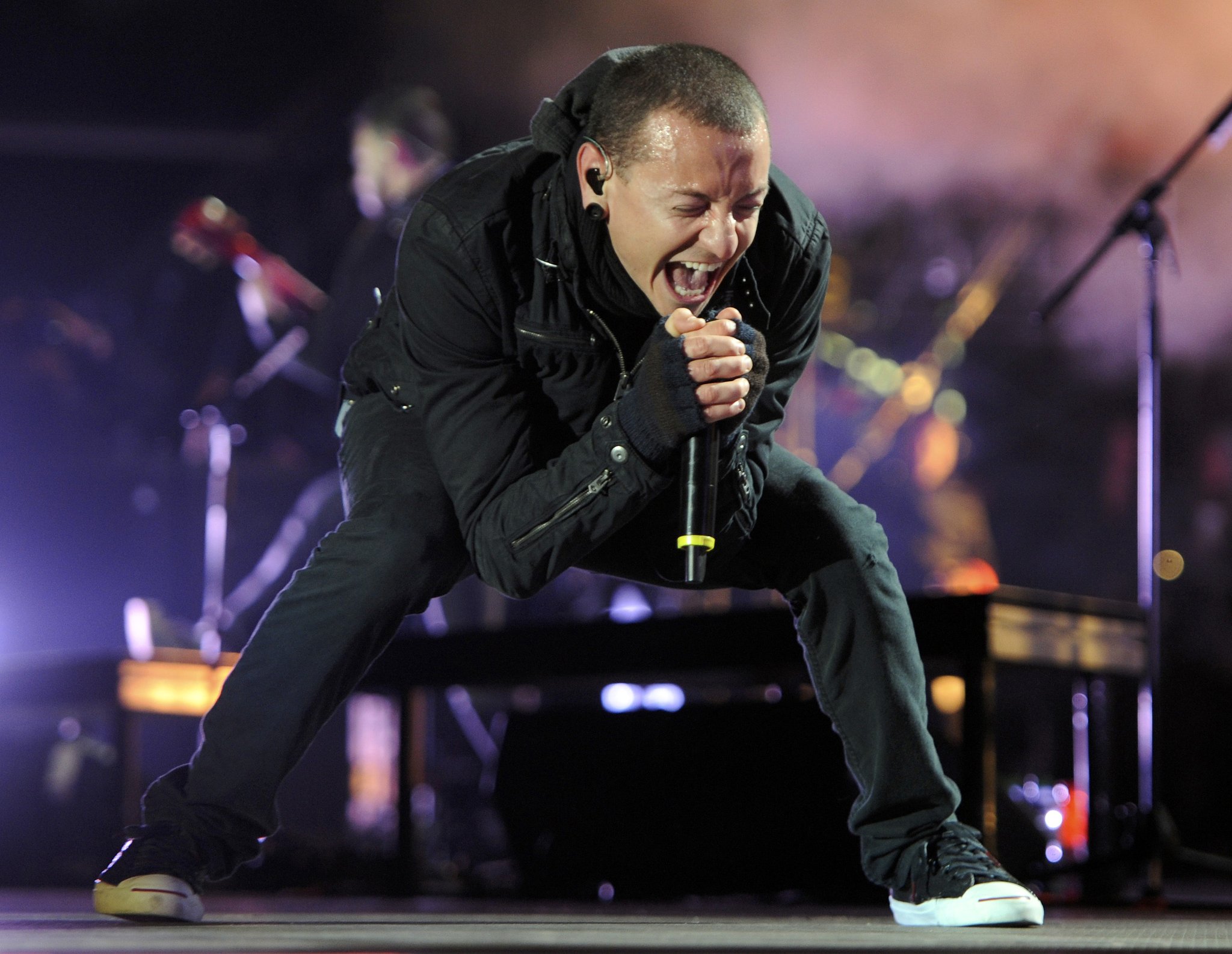 HAPPY BIRTHDAY CHESTER BENNINGTON  YOU WILL BE ALWAYS MY IDOL 