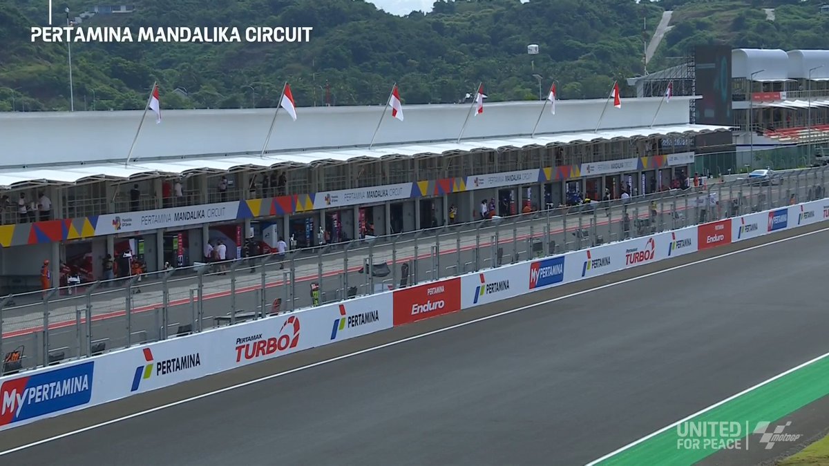 MotoGP's tweet photo. Selamat pagi! 👋

Good morning from the first #IndonesianGP race day in 25 years! 🇮🇩 

#MotoGP https://t.co/pmOgtS4b5V