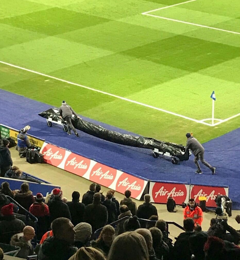 Fandehauche's tweet photo. [AHORA]

Así retiran el pene de Hauche del Estadio Libertadores de América. https://t.co/QiDbDub21R