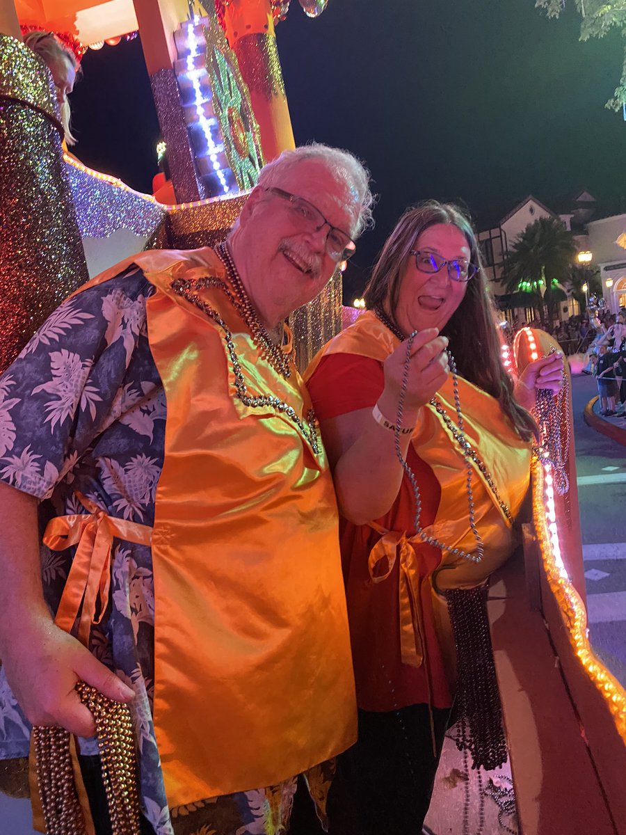 JulM1963's tweet photo. #UOfistbump Thanks to Liza, Jordan, Noah &amp; all staff/entertainers at UO! Throwing beads was a blast!! https://t.co/7hu0cvgZrY