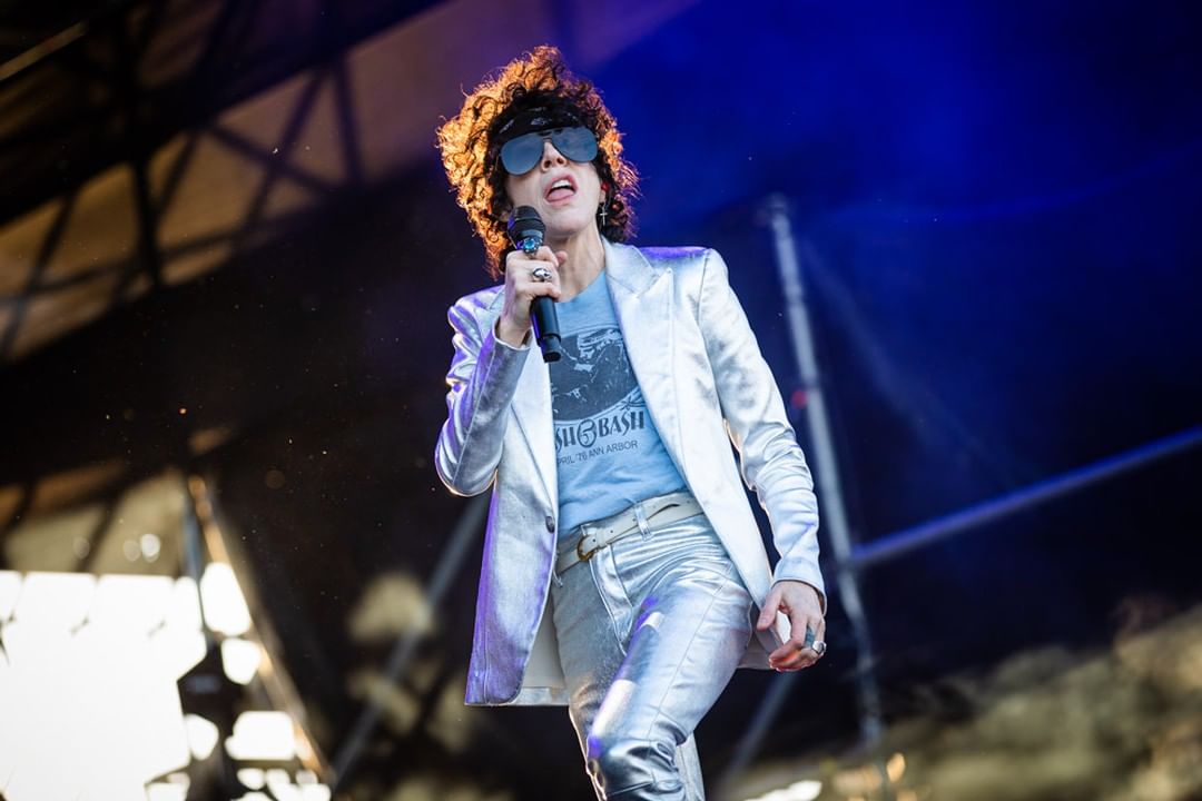 Your costume suits you so well LP!🤘🤍💙
•
<a href="/iamlp/">LP</a>
•
#repost <a href="/rollingstonear/">RollingStoneAr</a> 
Thank you🙏
•
#iamlpofficial #lp #laurapergolizzi #lphackedcanada #lplive #lpmusic #indiepop #lprevelation #NorthSouthAmericanEuropeUKTour #lostonyou #HowLowCanYouGo #Churches #lollapaloozaar