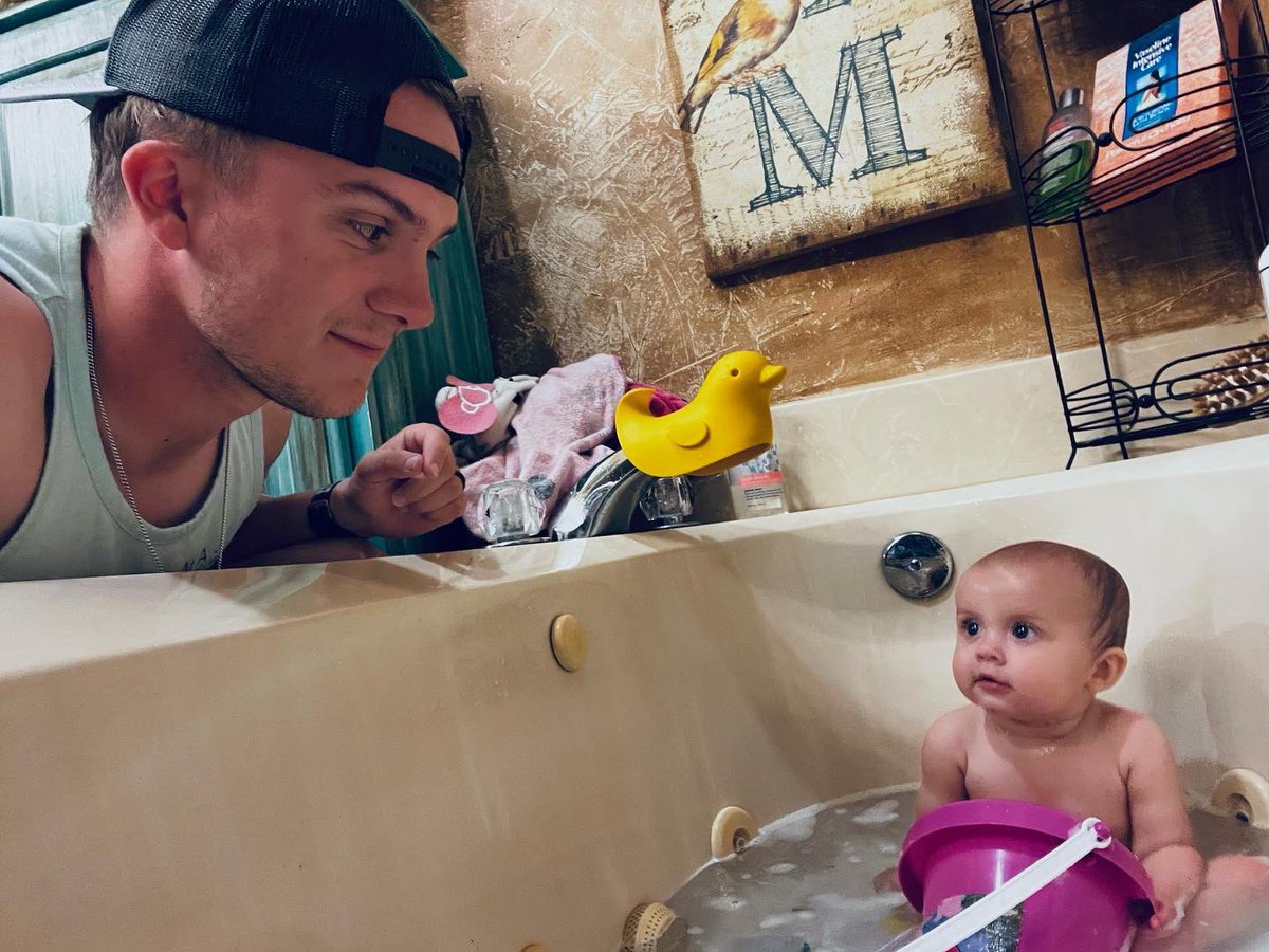 how do you look away from those eyes? 
i love you, livie jae🤍