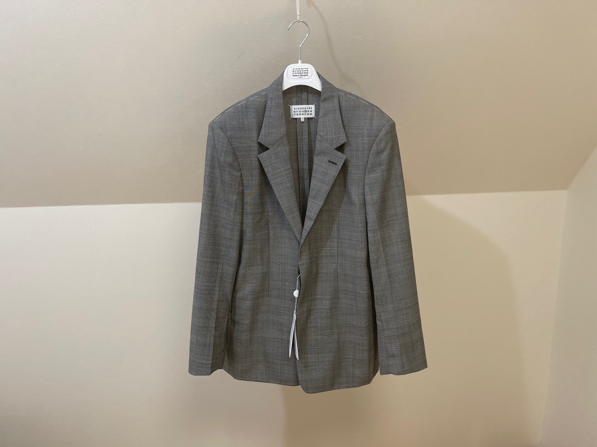 K メゾンマルジェラ年モデル サマーウールを使ったジャケットを原価販売でご委託頂けそうです 薄手のウール生地に背抜きでとても軽快な着心地 背面にはフォーステッチが付いたアイコニックなデザイン 定価 お値段など現在交渉中です