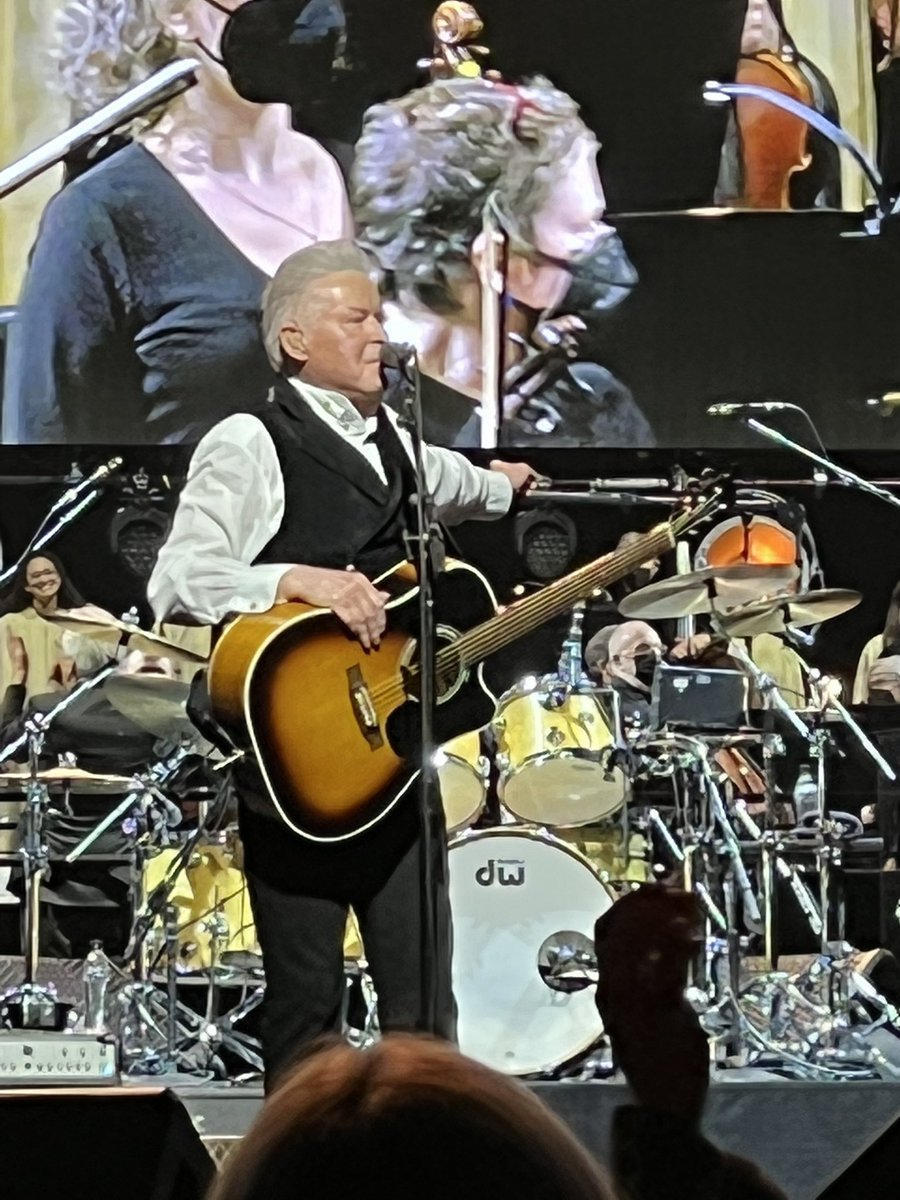 filming_chicago's tweet photo. Don Henley just told everyone at the United Center to sit the fuck down until its time to stand up;) #gettingtoooldforthisshit https://t.co/crTR7dhLaD