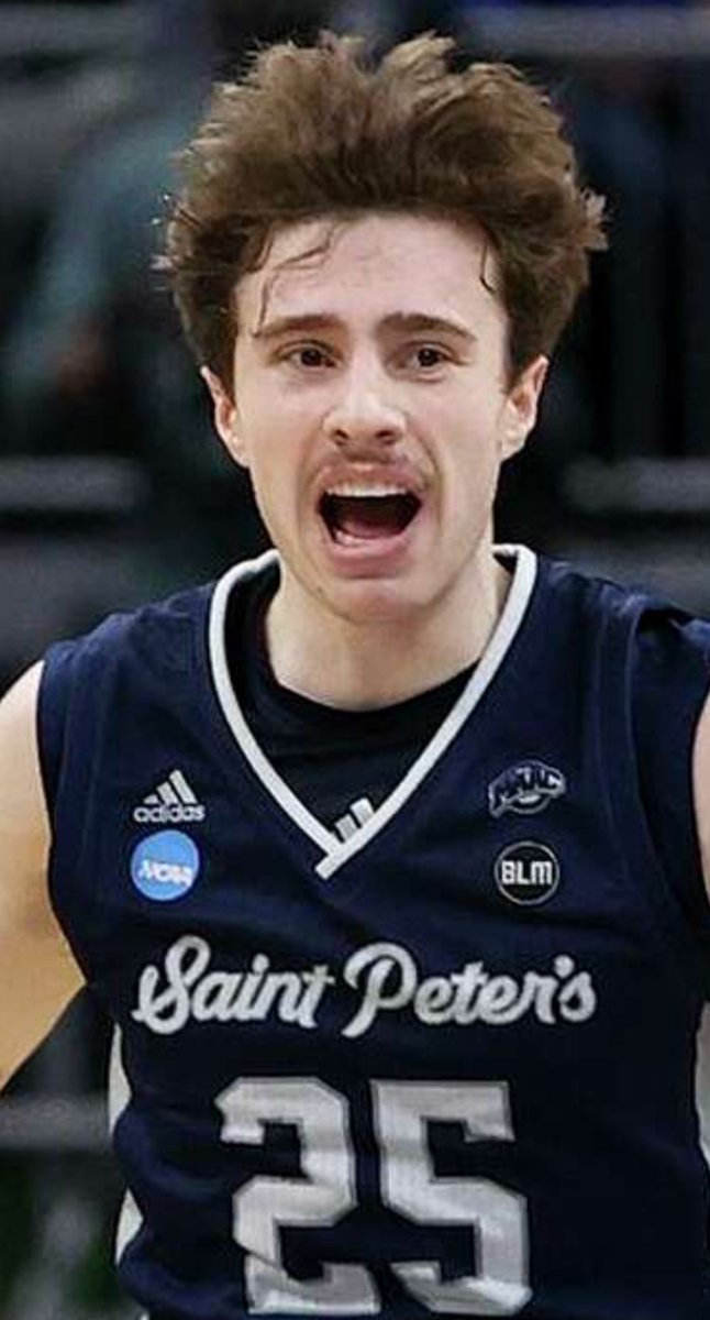 Doug Edert for Saint Peter's looks like the night manager at Papa John's. #MarchMadness