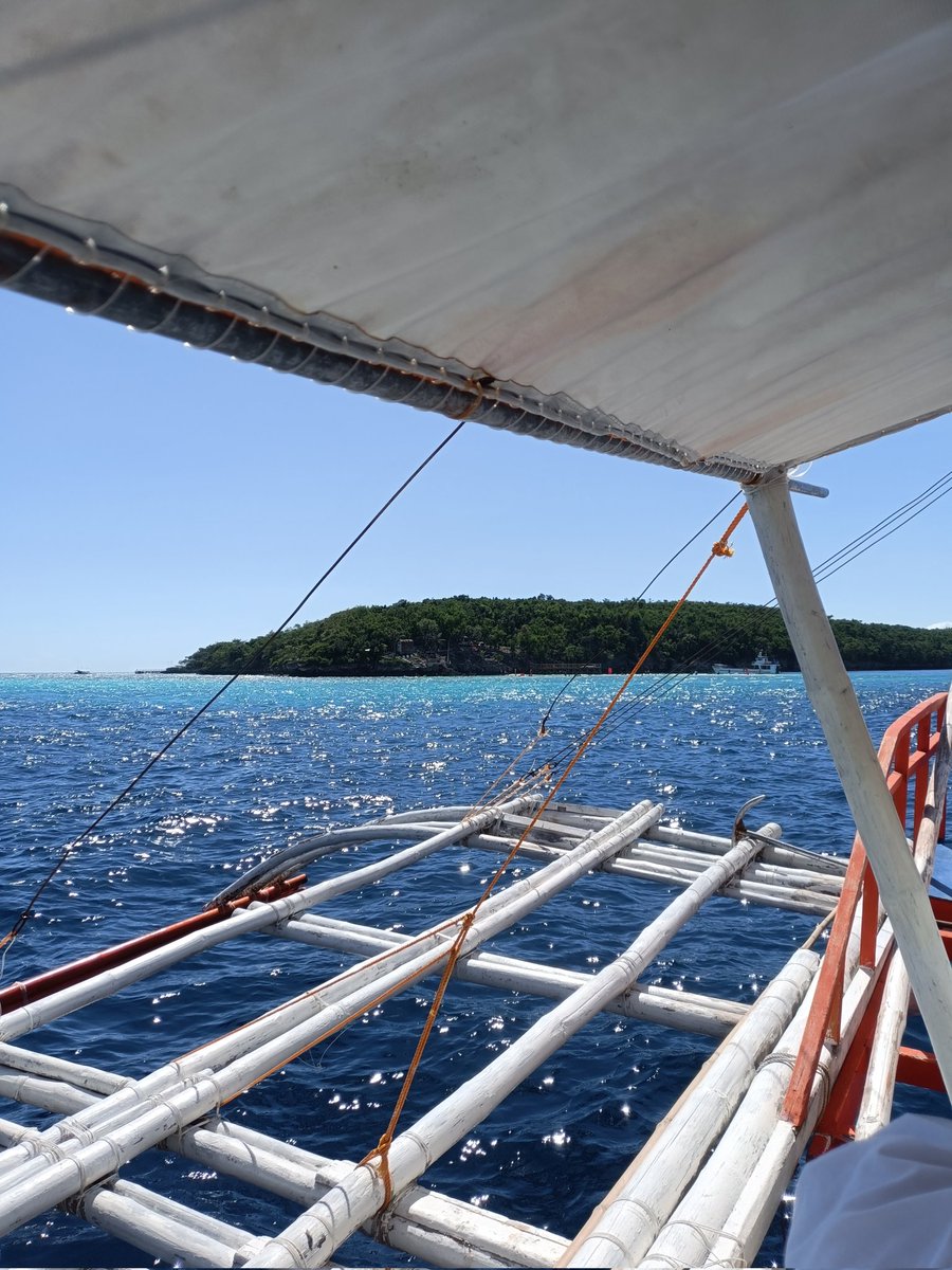 Jacob_338's tweet photo. オスロブに来た目的の2つ目、スミロン島(Sumilon Island)に行きました。初めてでしたが海水の透明度が高く綺麗なビーチでした。数時間の滞在でしたがとんでもなく日焼けしました。
#Sumilon #Sumilonisland #Oslob #オスロブ #Sumilonislandsandbar https://t.co/sr6pzjiMjX