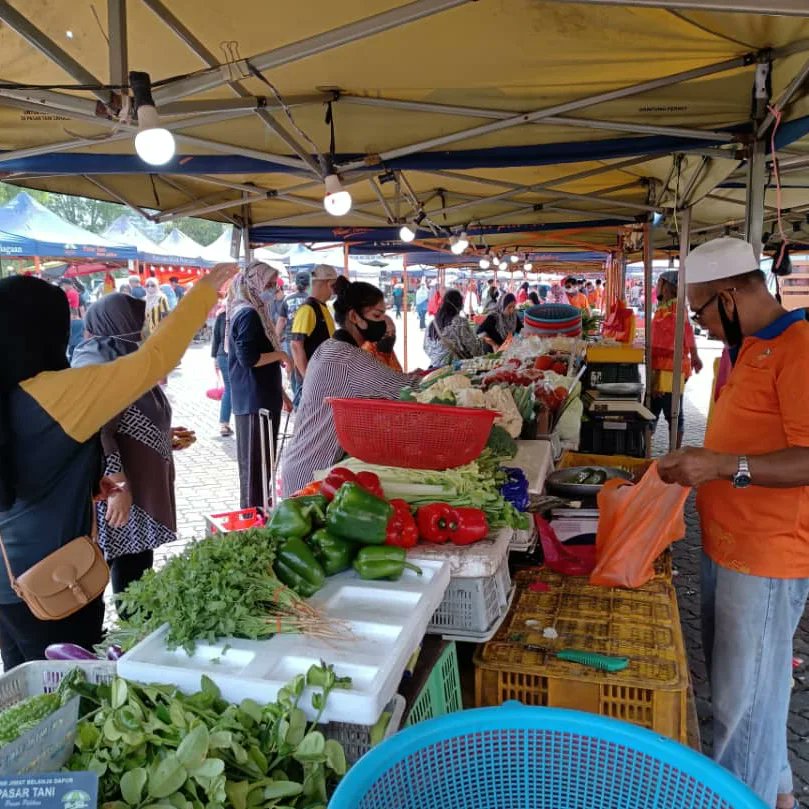 FAMASelangor's tweet photo. Satu lagi Pasar Tani yang mendapat tarikan orang ramai bagi penduduk di sekitar  Shah Alam ialah Pasar Tani Stadium Shah Alam. 

Sejauh mata memandang jika anda yang pertama kali datang ke sini. Ada banyak pilihan barangan yang boleh dibeli. https://t.co/cx7qOx8NO4