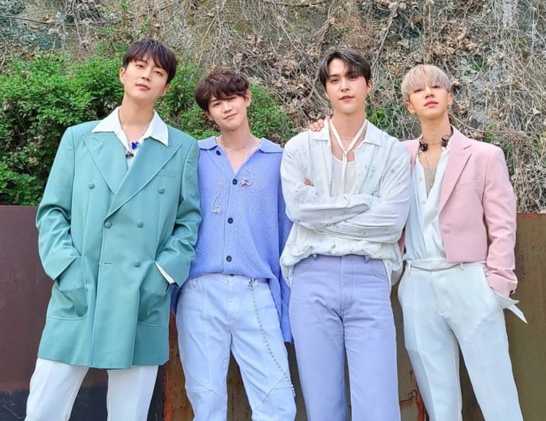 yoonsoldj's tweet photo. Thank you for staying with us! my heart didn't even doubt for a sec that you'd return to us after that period of uncertainty. A lot has changed for the past 5 years and we're still healing but I hope we're all happy at this moment 🤍#5YearswithHighlight 
#영원히_우리가_비춰줄게 https://t.co/0jn2ja8QdJ