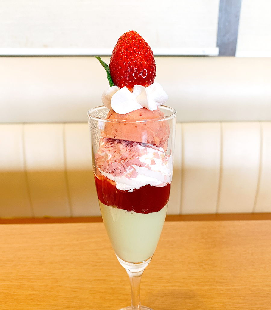 ココス 公式 お食事のあと 何か物足りないなぁ なんて思ったことはありませんか そんな時は W O グラス パフェ O ちょどいいサイズで 食後のデザートにピッタリです ココス いちごとピスタチオのグラスパフェ T Co