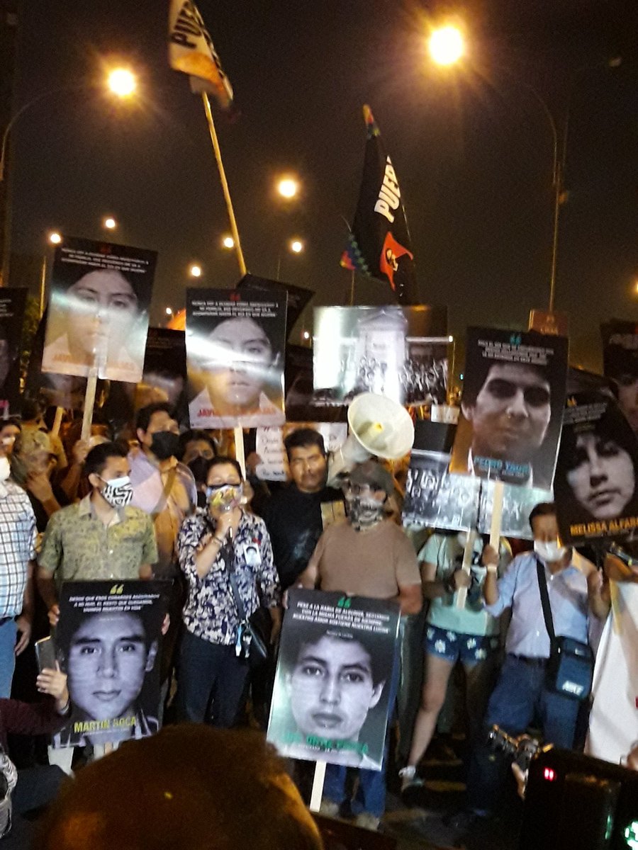 AlexFebrero_'s tweet photo. Ya que Canal N no muestra imágenes, aquí tres fotos fe la marcha de hoy. Miren la bandera 🇵🇪 y los familiares de las víctimas frente a Palacio de Justicia. 
#IndultoEsInsulto https://t.co/zgixjMDFMr