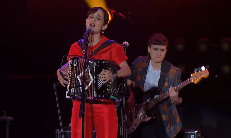 "...Si esta bien, agradezco y te corresponderé
Si esta mal, como nunca llorare
Mientras tanto apuesto todo por saber..."

<a href="/julietav/">Julieta Venegas</a> deleitando a los fans en el #VL22 
<a href="/vivelatino/">Vive Latino</a>