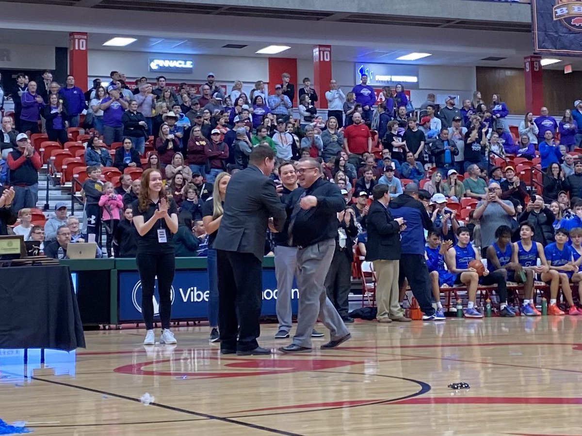 minottournament's tweet photo. ND HS Boys Basketball State βBβ accolades:
β’ All-Tournament team
β’ Coach of the Year - Rick Smith of Four Winds
β’ Senior Athlete of the Year - Trey Brandt of Beulah
β’ Mr. Basketball - Treysen Eaglestaff of Bismarck High
#NDPreps #NDHSAA #NDClassB https://t.co/toT0owdj5j