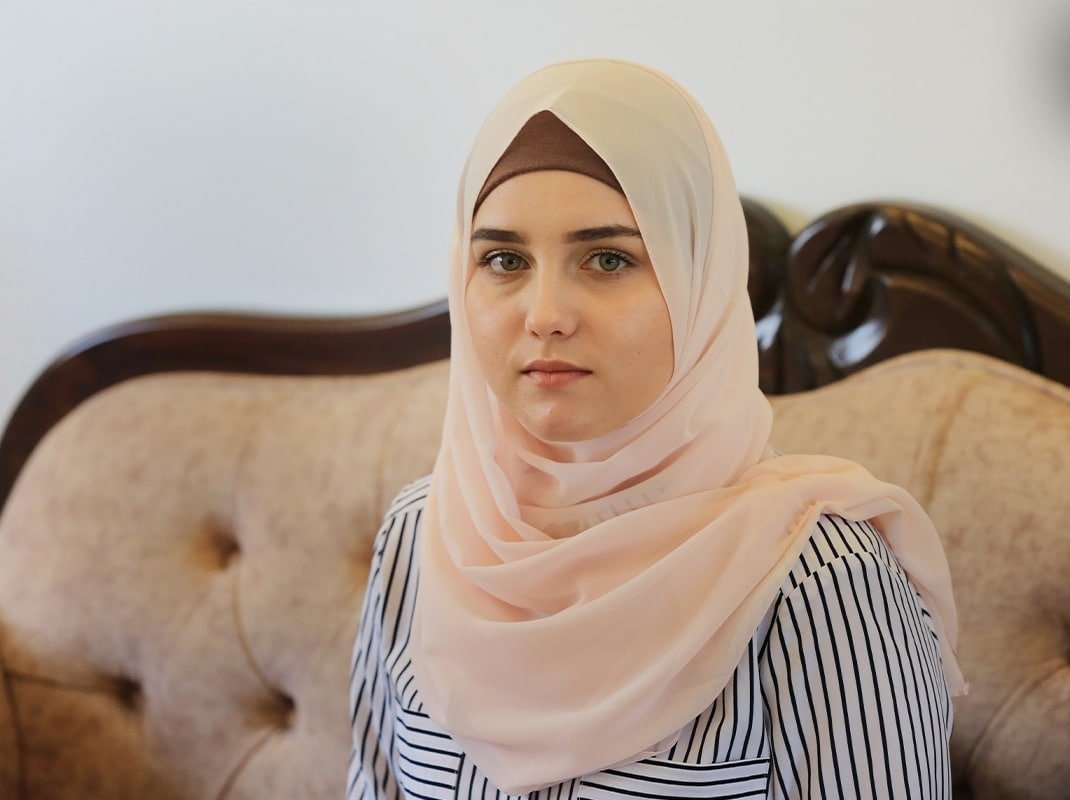 Ramallah_Now's tweet photo. #صو��| الأوكرانية "فيكتوريا روجر" برفقة زوجها الفلسطيني إبراهيم صيدم، تحط الرحال بقطاع #غزة، فرارًا من الحرب في بلادها. https://t.co/s8IOsbwNFU