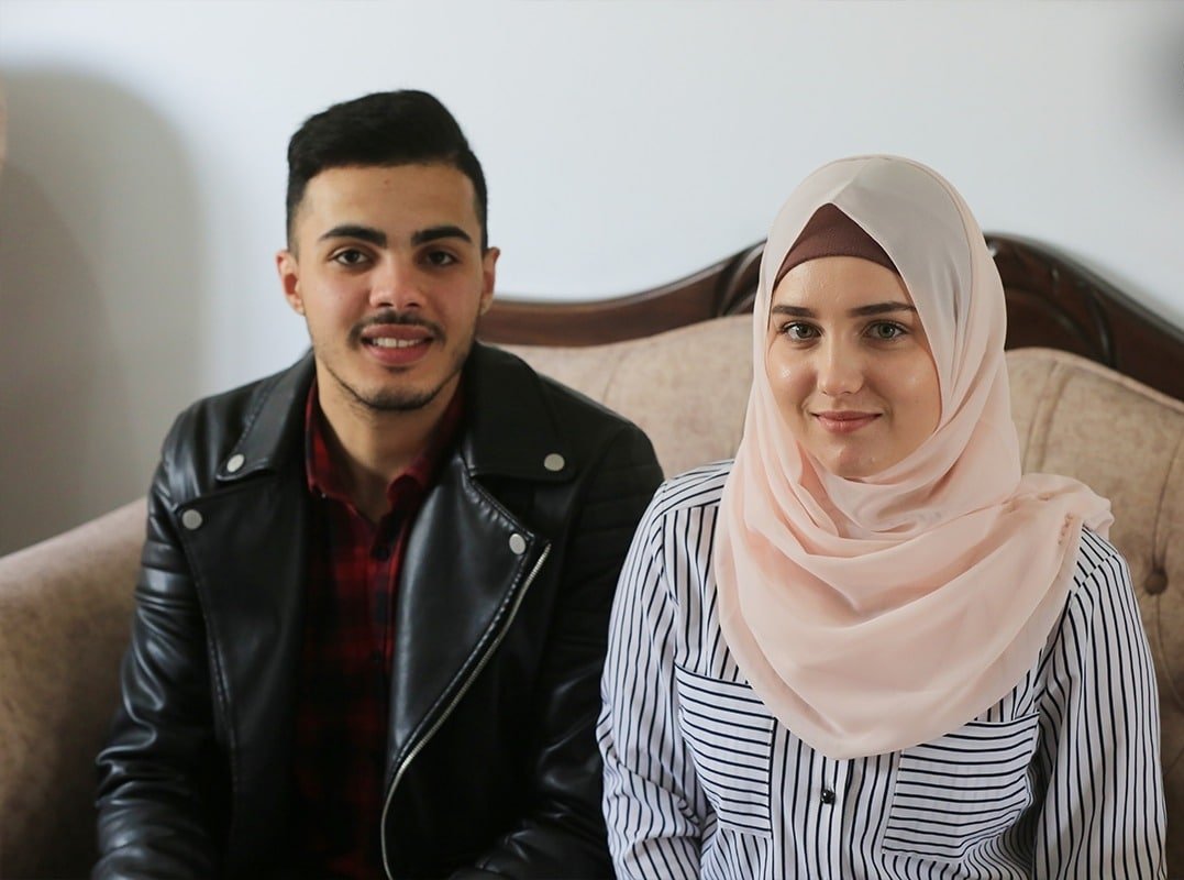 Ramallah_Now's tweet photo. #صو��| الأوكرانية "فيكتوريا روجر" برفقة زوجها الفلسطيني إبراهيم صيدم، تحط الرحال بقطاع #غزة، فرارًا من الحرب في بلادها. https://t.co/s8IOsbwNFU