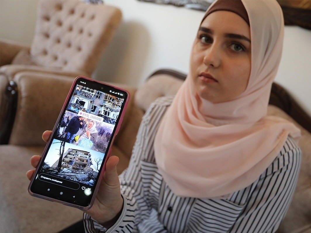 Ramallah_Now's tweet photo. #صو��| الأوكرانية "فيكتوريا روجر" برفقة زوجها الفلسطيني إبراهيم صيدم، تحط الرحال بقطاع #غزة، فرارًا من الحرب في بلادها. https://t.co/s8IOsbwNFU