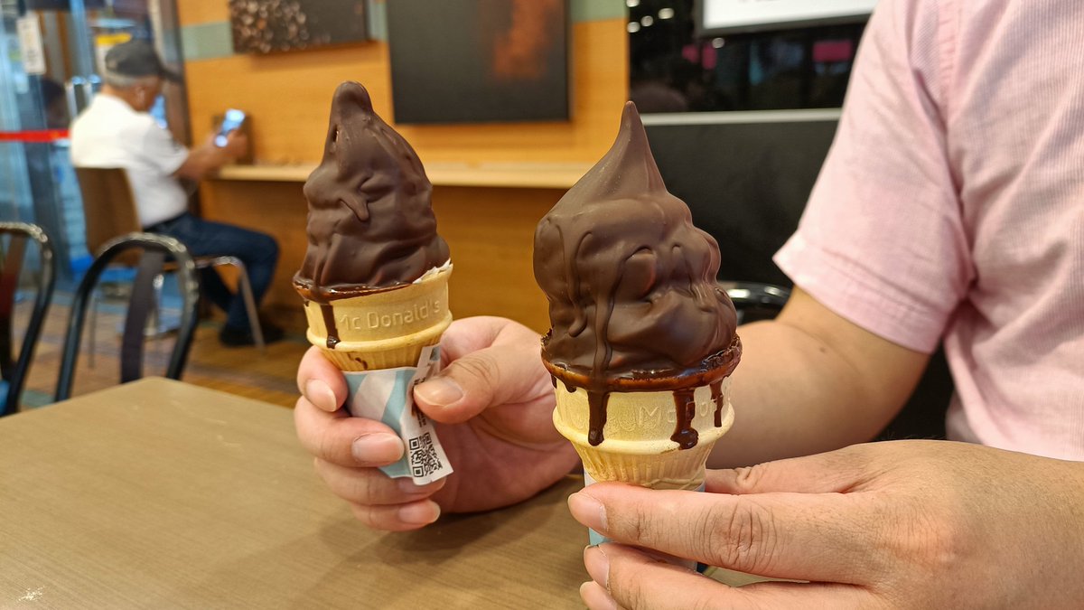 【限定版ソフトクリーム】 台湾のマクドナルドで今話題なのが「冰心雪糕」！台湾の9店舗限定で販売されています。 バニラ味のソフトクリームに温かいチョコレートをかけたもので、パリっとしたチョコレー