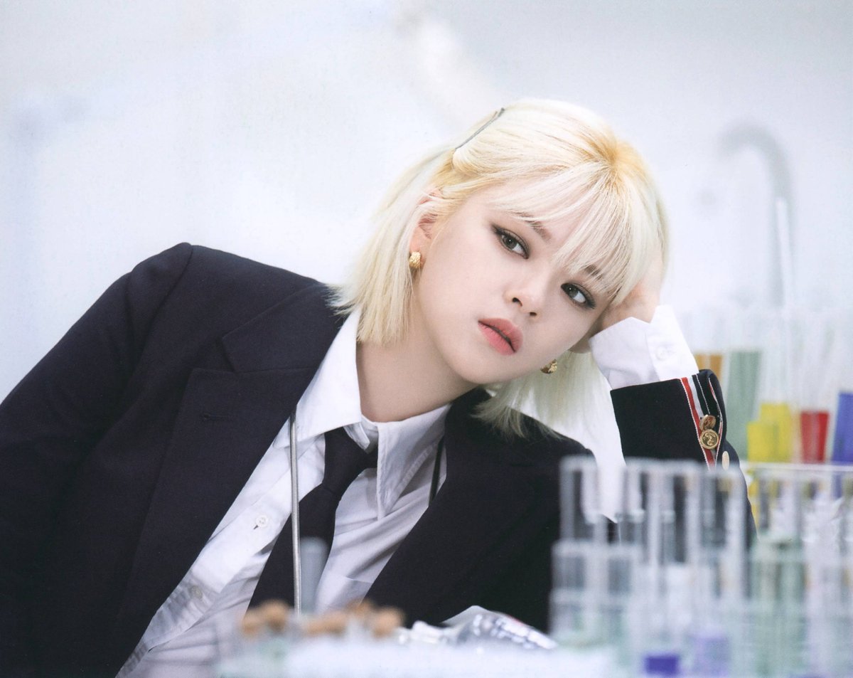 JeongTinney's tweet photo. I secretly took a photo of my schoolmate 👀 wdyt?? https://t.co/9YRPdSqxIf