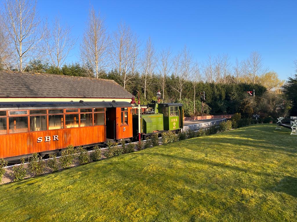 StatfoldMuseum's tweet photo. The second day of our Enthusiast Weekend: Last Days of Penrhyn Steam we see Plymouth 5800 of 1954 ‘Tiny’ is seen busily getting the coaches ready.
It promises to be a sunny day, so why not save money and book in advance at https://t.co/yfJQC0tgPg.
#EnthusiastWeekend #Statfold https://t.co/coyxgGlOFa
