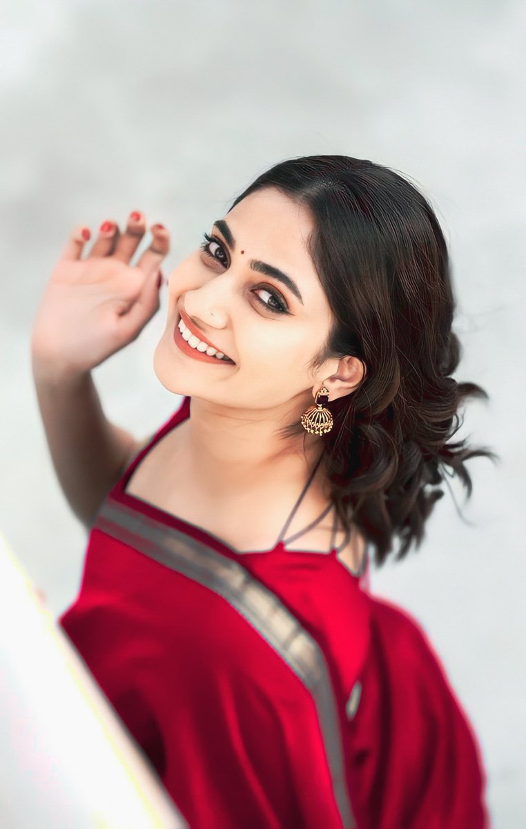 MonishaLiya's tweet photo. Liya you're our most beautiful thought ♡

Red ❤ or Blue 💙 ? 

#Losliya 
#LosliyaMariyanesan https://t.co/5QSkxYzcrI