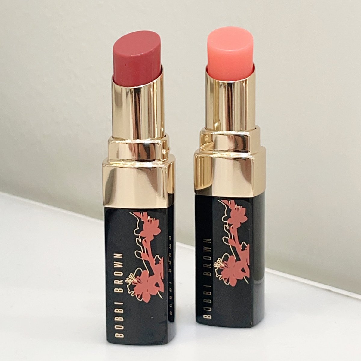 zeegreat4's tweet photo. ฝีปากให้สดใสด้วย Glow &amp; Blossom Collection
🌸 #ลิปบาล์มมีสี Extra Lip Tint🌸
1. Extra Lip Tint สี Bare Bloom 
2. Extra Lip Tint สี Bare Rose 
สวยทั้ง2สีเลยค่ะ จะทาเดี่ยวๆหรือทาบำรุงก่อนทาลิปสติกที่มีสี ก็สวยได้ทั้ง2แบบเลยค่ะ @BobbiBrown_TH #รีวิว https://t.co/65K84O1r57