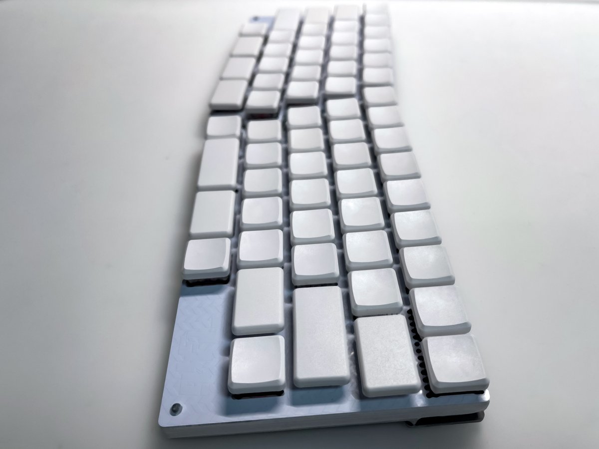 cdbk's tweet photo. 白いキーボード
Keyboard: 7sKB
Switch: Kailh choc v1 Red
Keycap: MBK blank
#KEEB_PD #KEEB_PD_R88 #俺キー #自作キーボード #7sKB https://t.co/AjbWCDaE5f