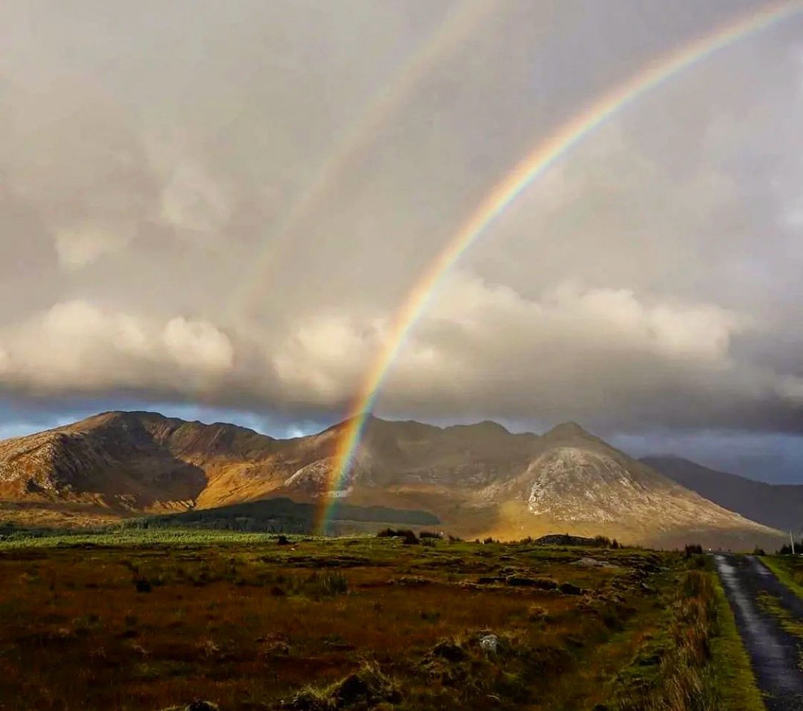 galwaytourism's tweet photo. May the backdrop to your day be the Connemara landscape🌈🏔🌤           

📷marta.sabina #LoveGalway https://t.co/0g1qh5iTmh
