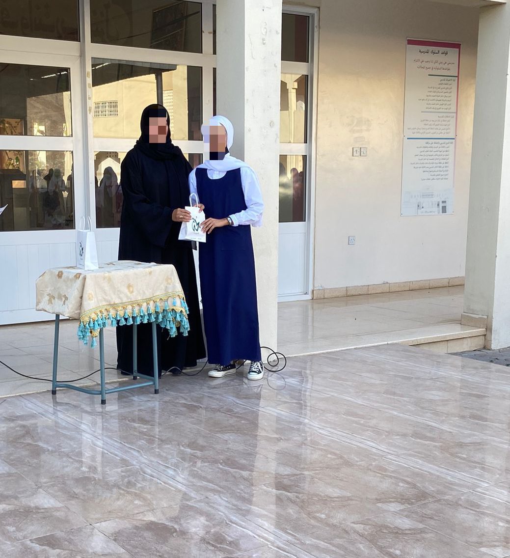 EduGovSsq4137's tweet photo. #الشعثاء_بنت_جابر 
كرمت المدرسة الطالبة المجيدة ريم بنت نبهان العزوانية من الصف الحادي عشر لحصولها على الميدالية البرونزية في أولمباد الرياضيات الخليجي والأستاذة فتحية الكندية على جهودها المبذولة في متابعة الطالبة https://t.co/8AdUwN7jDm