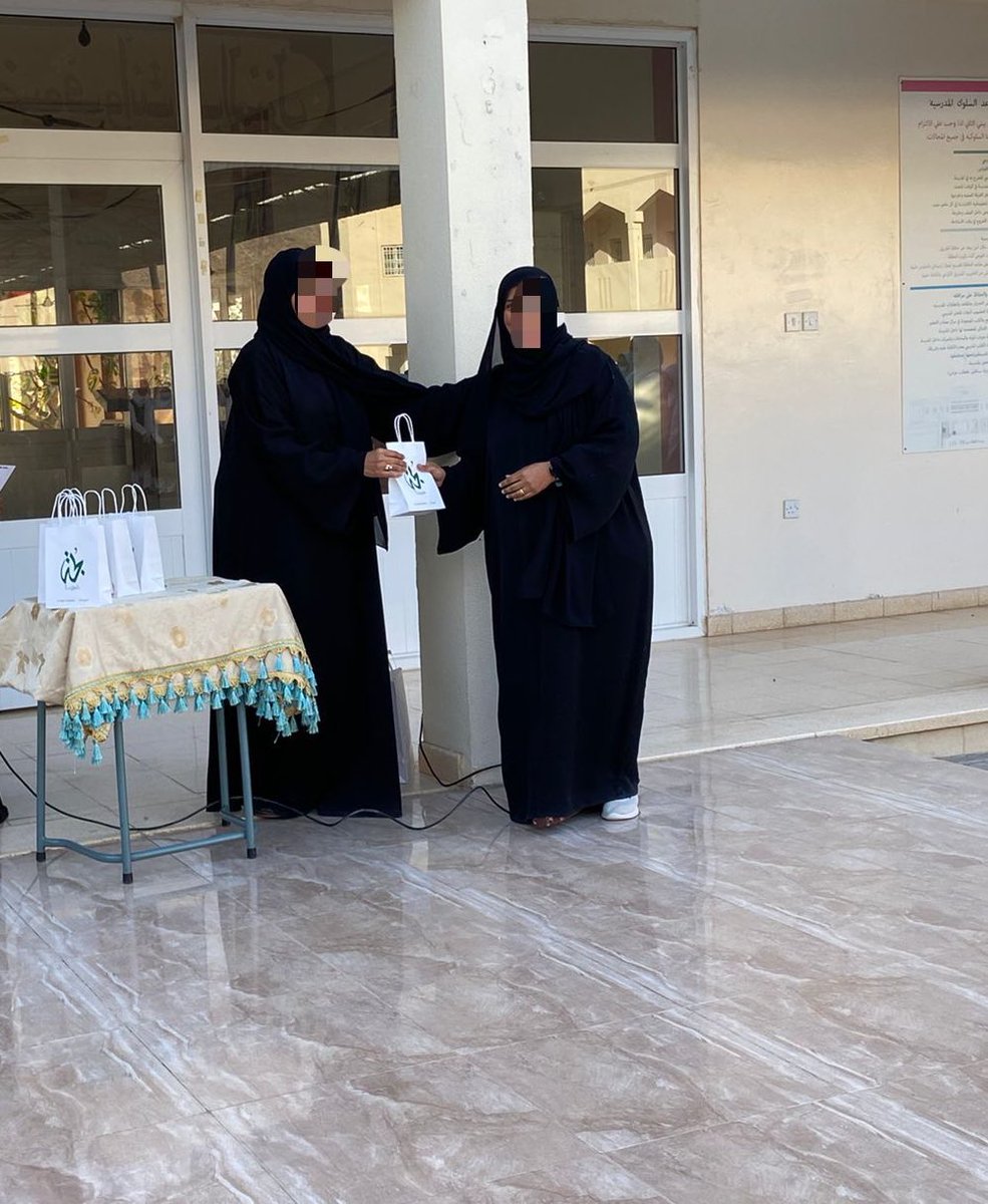 EduGovSsq4137's tweet photo. #الشعثاء_بنت_جابر 
كرمت المدرسة الطالبة المجيدة ريم بنت نبهان العزوانية من الصف الحادي عشر لحصولها على الميدالية البرونزية في أولمباد الرياضيات الخليجي والأستاذة فتحية الكندية على جهودها المبذولة في متابعة الطالبة https://t.co/8AdUwN7jDm