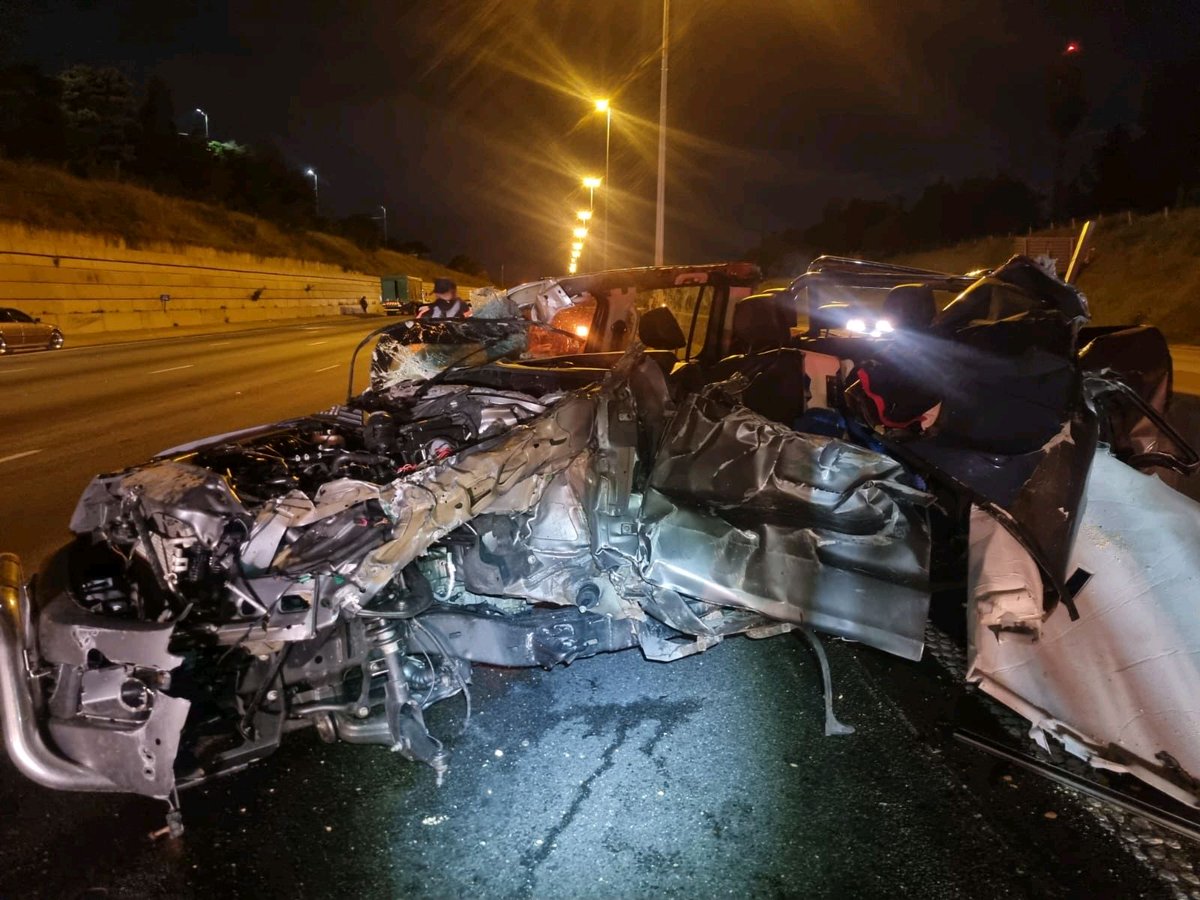 _ArriveAlive's tweet photo. Two killed , another critically injured in a road crash in Sunninghill https://t.co/rHUL6wH2DI #ArriveAlive @EMER_G_MED https://t.co/y5hsS368Ee