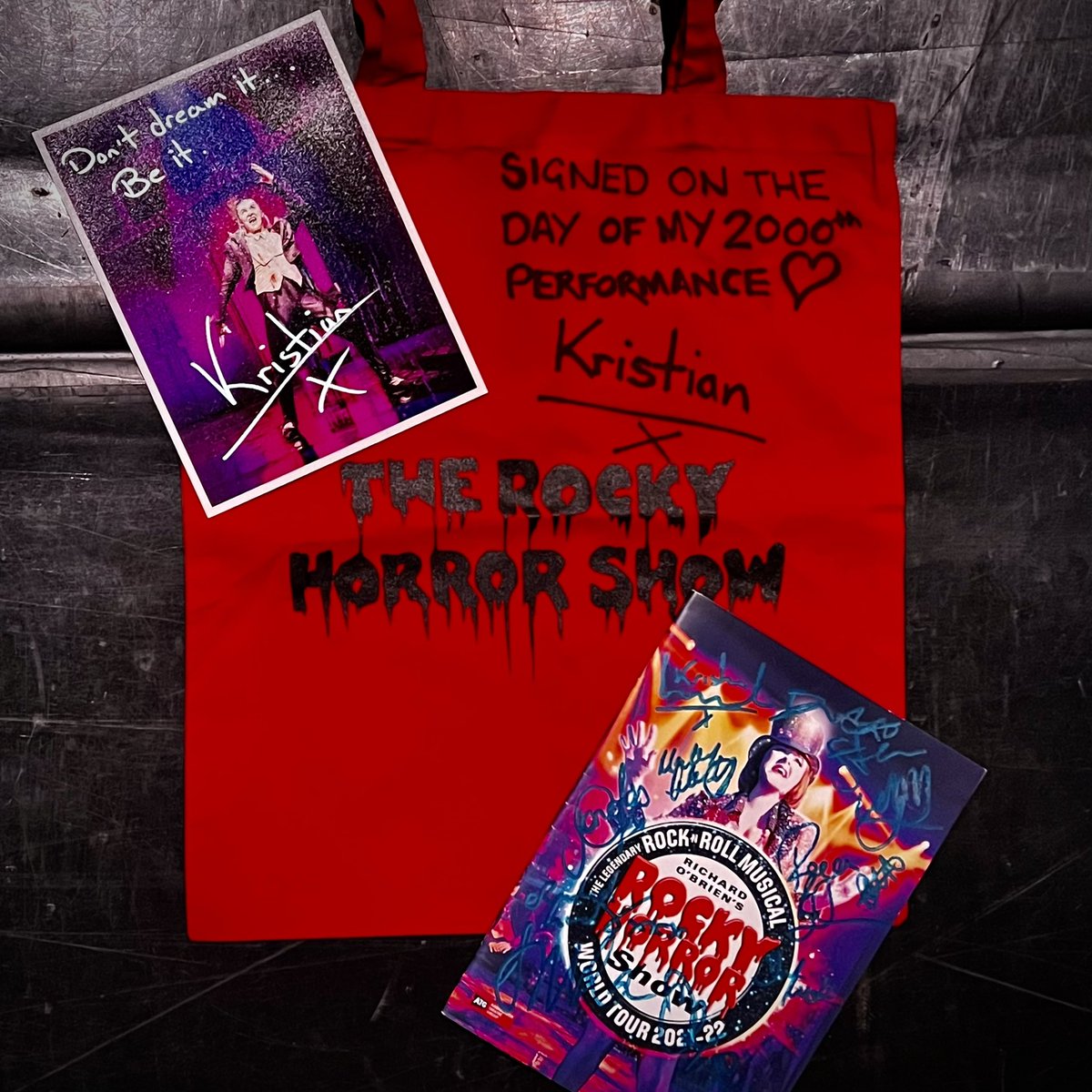 lavercombe's tweet photo. GIVEAWAY! I’m having a giveaway away on my Instagram. You can win a signed pic, signed programme &amp; a tote bag signed on night of my 2000th performance. Head on over to enter (closes on Weds 23rd UK time). OPEN TO ANYONE ANYWHERE! https://t.co/joLZVSAw7W