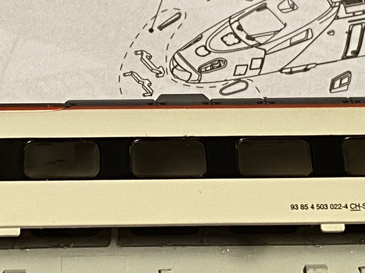 H2756839818's tweet photo. ちゃっちゃとタッチアップ
自分にしてはそれなりに出来た方だと思う
他にも塗装のムラはあるけどこれほどじゃないから走らせれば分からないかな
#ETR610
#RABe503 https://t.co/pKZQJqmQuL