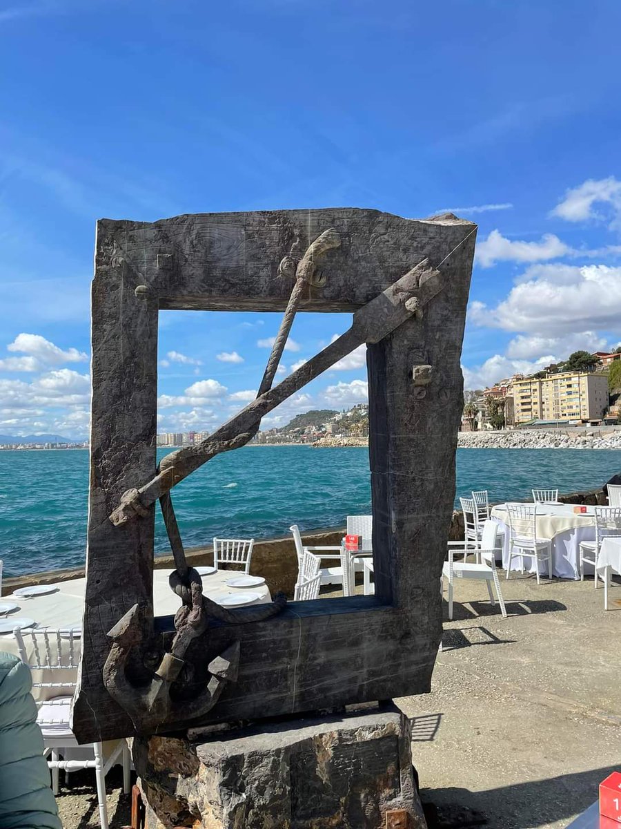 ¡Hoy es el #DíaInternacionalDeLaFelicidad! ¿Y sabes lo que a nosotros nos haría (más) #felices? ¡Que lo celebres en #ElBalneario! 🥳🥳 Dejándote llevar por el #mar, por la gastronomía y por nuestro ambientazo.

📷 Alas Soñadoras Marisol.

#ventanadelbalneario de <a href="/galeriabenedito/">Galería Benedito</a>