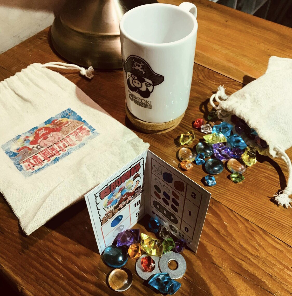 150bg's tweet photo. #150桌遊展 遊戲介紹05
《我的寶杯》
2-4人 | 15分鐘 | 6歲+
設計:Poki
美術:Poki、Smoox
馬克杯、寶石、金屬片、擋版
大壞豬率領著三隻小狼的BBP海賊團尋獲大秘寶,在酒吧討論分錢的方法。大壞豬抓了一把寶石丟入杯裡說,誰能猜出我丟了多少的寶石就給誰!一場爭奪寶杯的冒險故事就此展開! https://t.co/JJgcqDAPRc