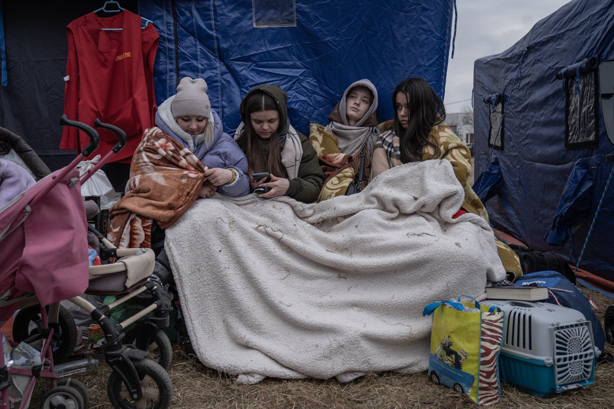 icmoldovan's tweet photo. Ukrainian refugee teenagers sharing a blanket outside on of the tents set up at the border in Siret.
Siret, March 2022
#Ukraine #peaceforukraine #refugees https://t.co/7691115Sh6