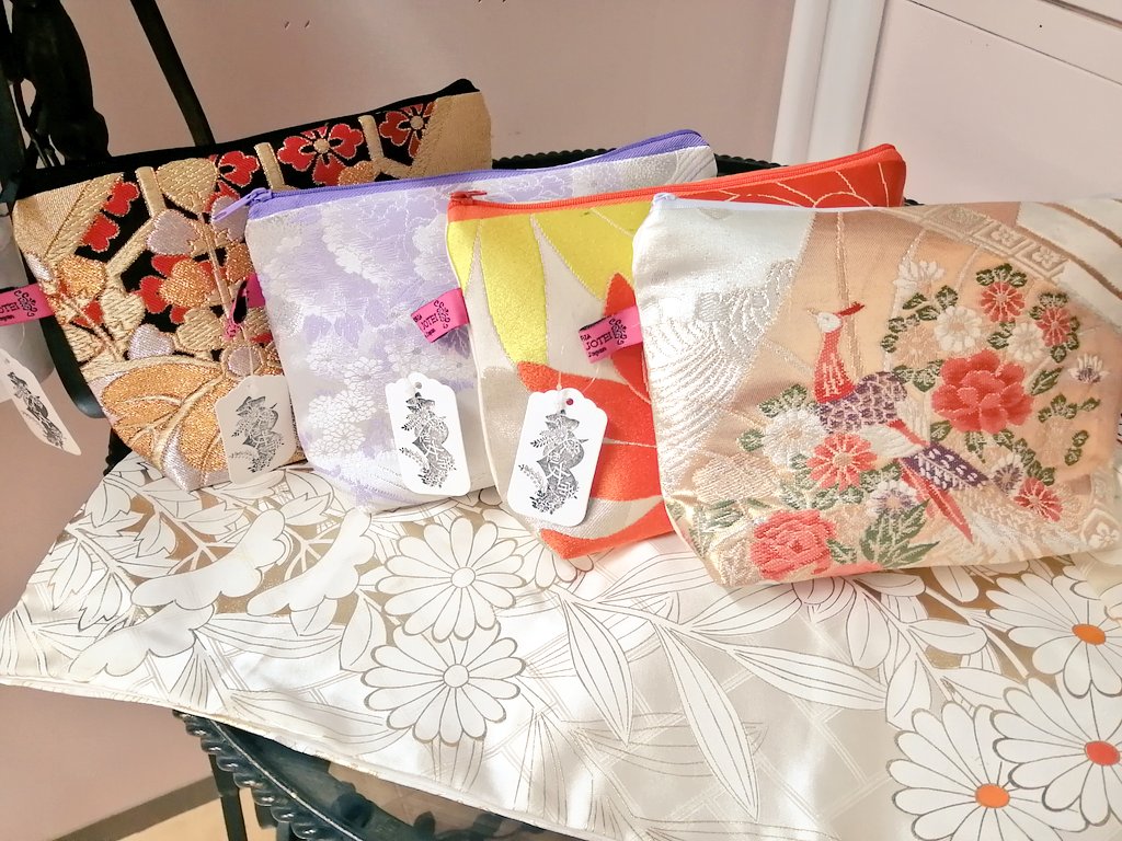 aigatajotei's tweet photo. ＼ArteVarie78お品書き／
マルチに使える帯ポーチ。こちらも大人気ですよ。各1200円で頒布いたします。表地は素敵な帯を使用して、中の生地は着物を解いて使用しております。和の美しさを身近におひとついかがでしょうか？スペースは東5C23です。
#春コミ #artevarie #CC30 https://t.co/GDEYBgMPv0