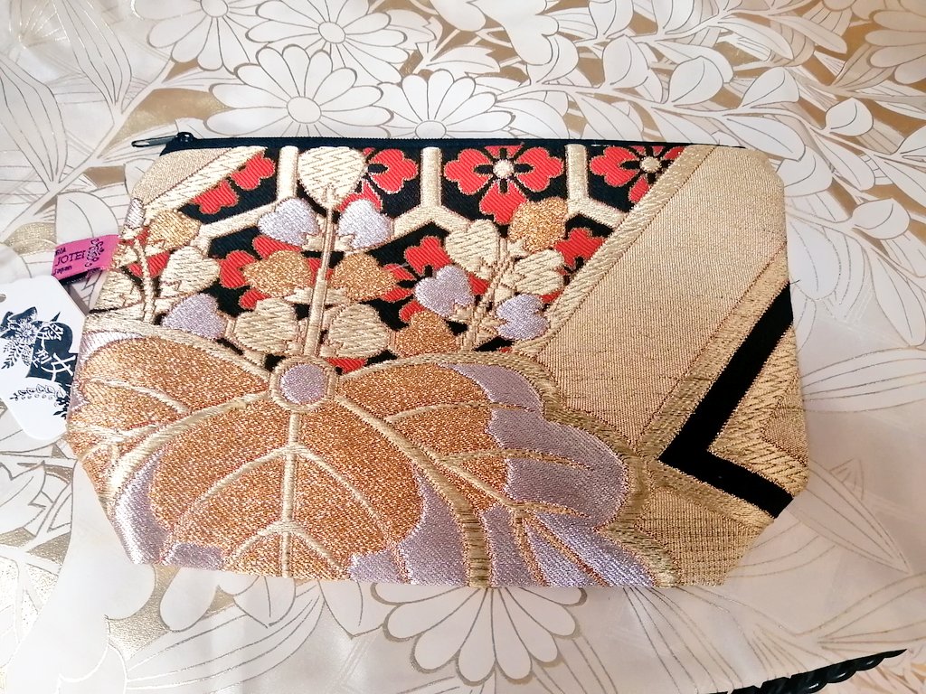 aigatajotei's tweet photo. ＼ArteVarie78お品書き／
マルチに使える帯ポーチ。こちらも大人気ですよ。各1200円で頒布いたします。表地は素敵な帯を使用して、中の生地は着物を解いて使用しております。和の美しさを身近におひとついかがでしょうか？スペースは東5C23です。
#春コミ #artevarie #CC30 https://t.co/GDEYBgMPv0